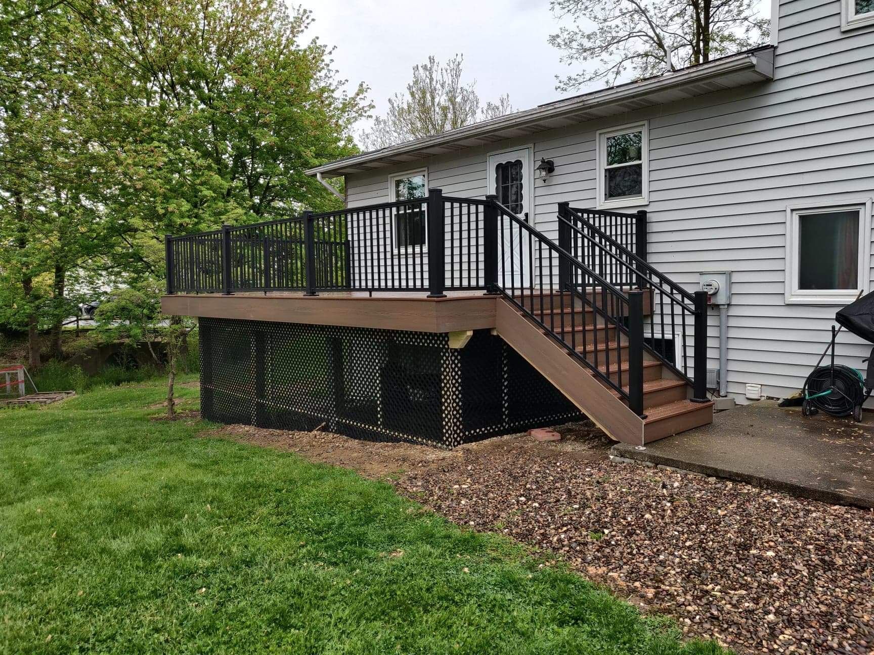 Remodeling Experts deck builder contractor custom maintenance free composite decking with aluminum railing