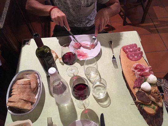 Tavola con bottiglia di vino