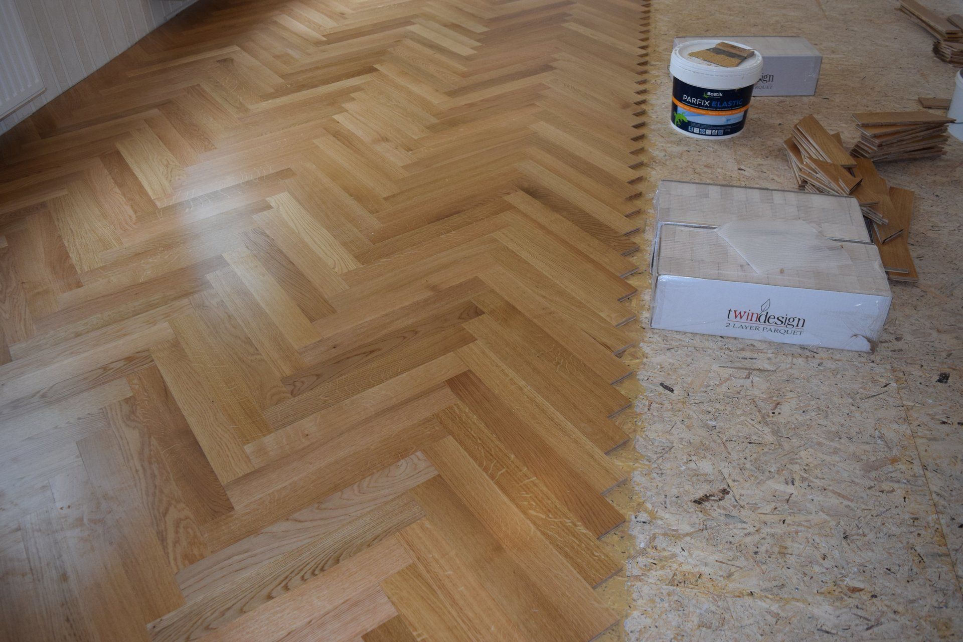 Unterboden neu aufgebaut und Verlegung von Eicheparkettstäben im Fischgrätmuster durch unsere Bodenleger.