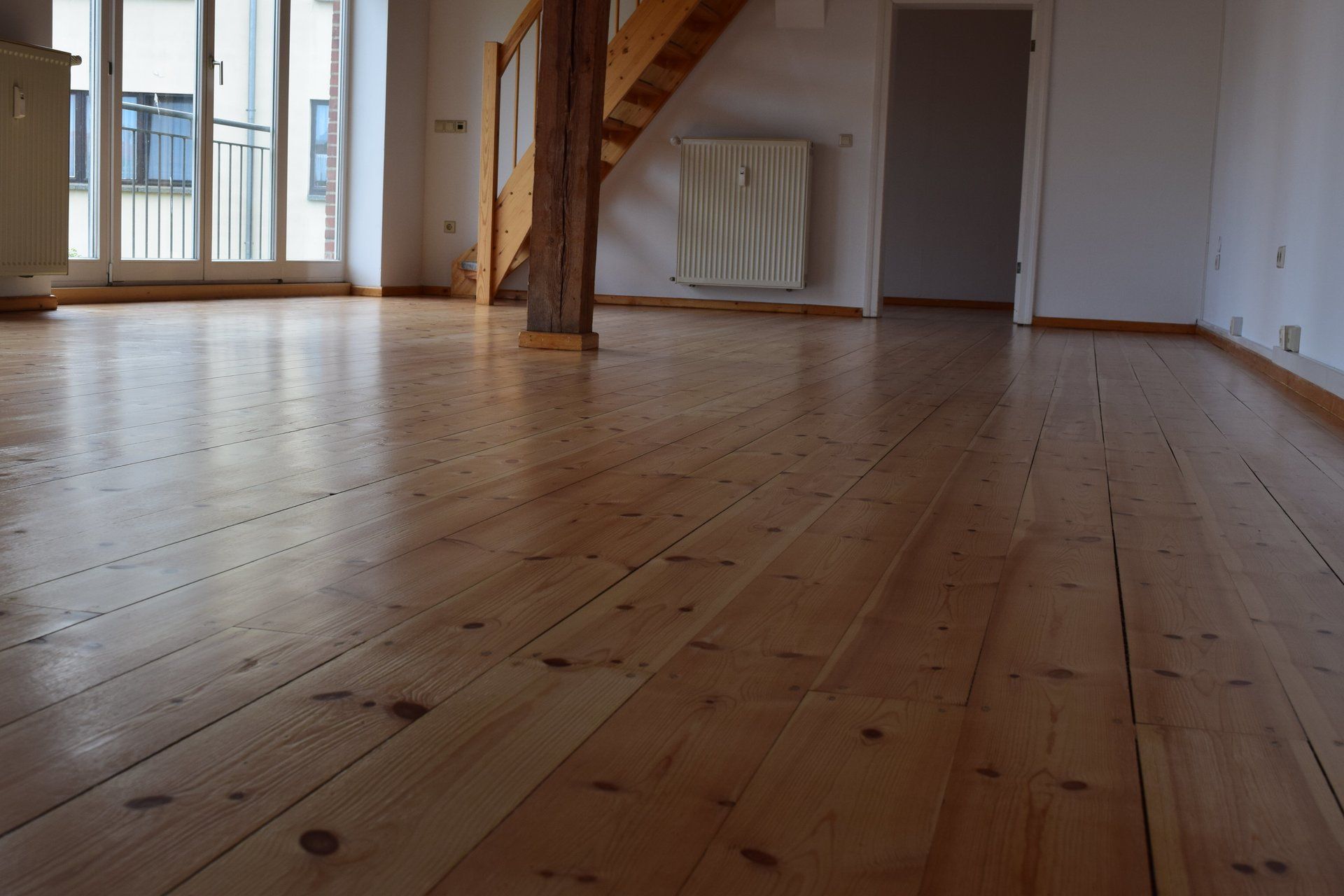 Der defekte Dielenboden nach dem Schleifen und Versiegeln erscheint wieder im neuen Glanz.