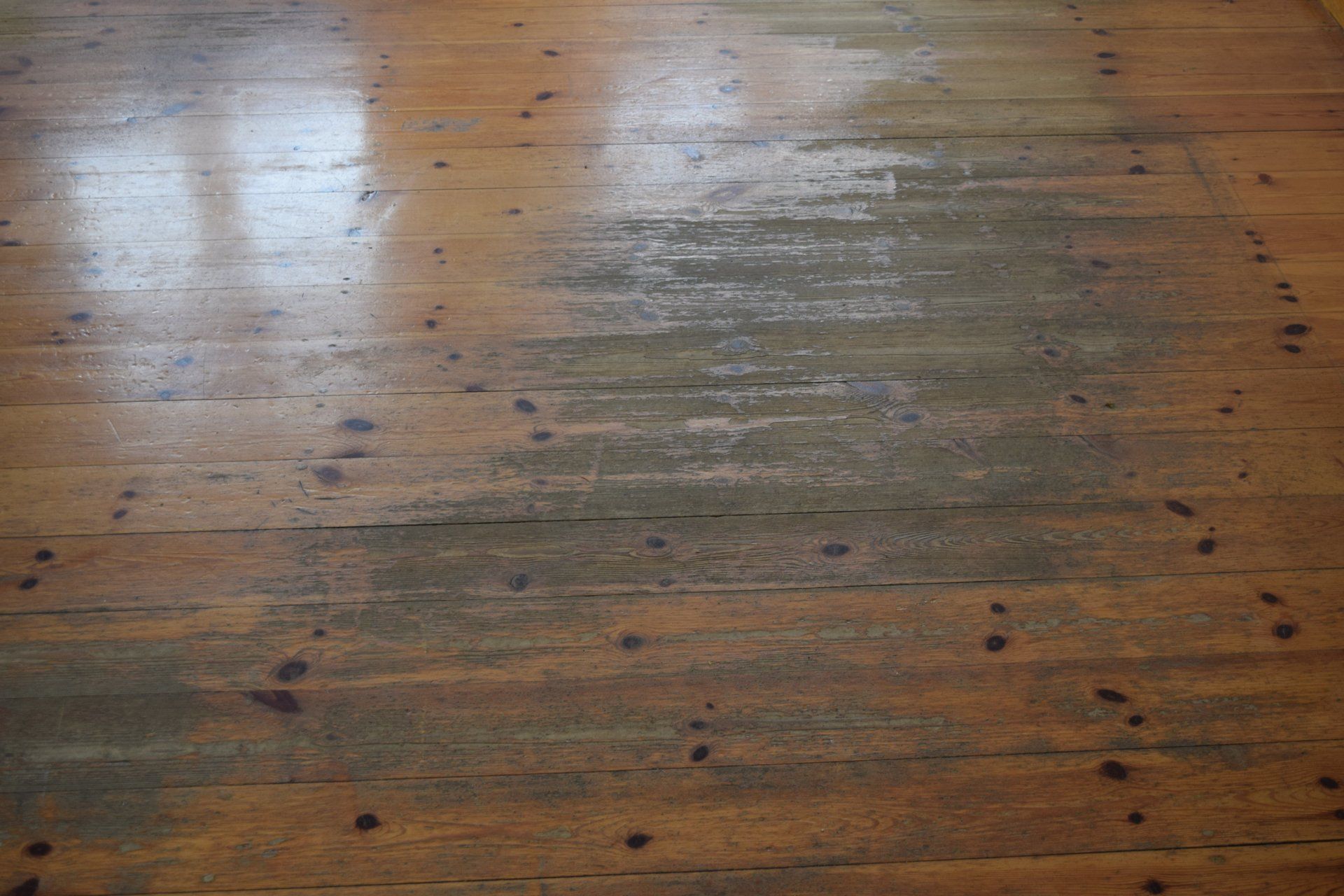 Defekter Dielenboden im Arbeitsbereich ohne Versiegelung. Vor der Bearbeitung durch unsere Bodenleger.