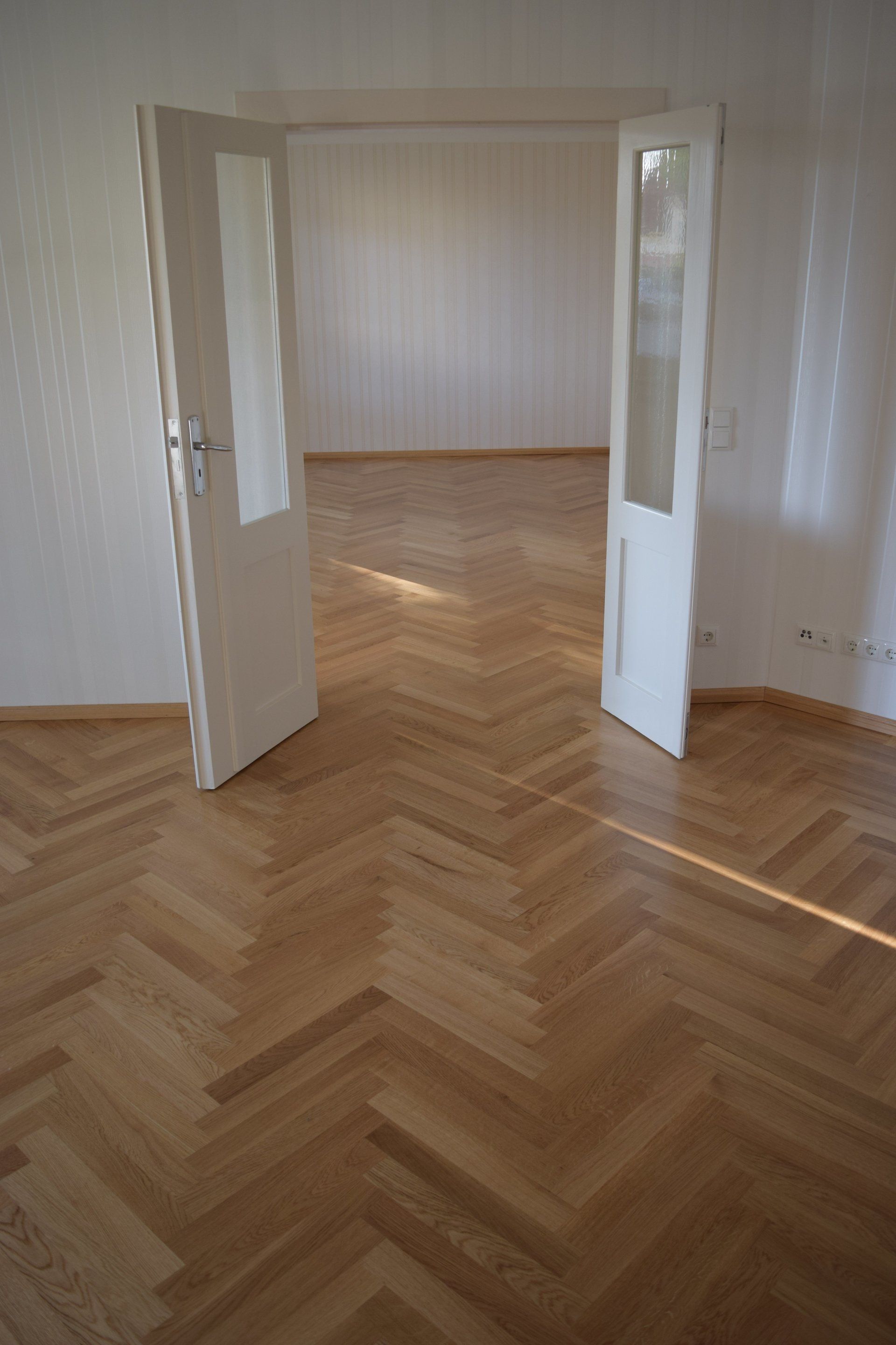 Eiche Parkett im Fischgrätmuster fertig verlegt und eingepflegt durch unsere Bodenleger.