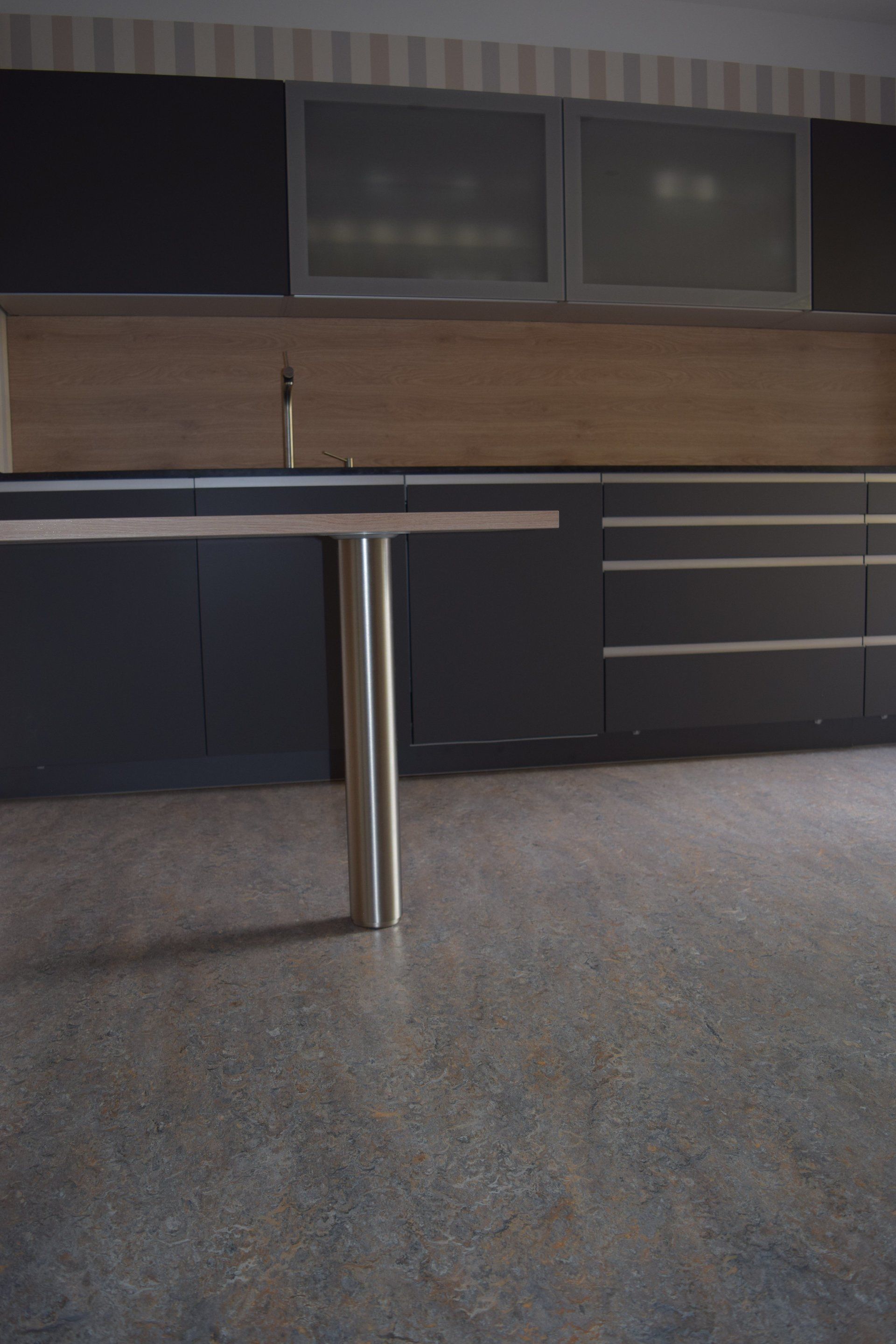 Unterbodenvorbereitung und anschließend Linoleum Forbo Marmoleum Vivace 3405 von unseren Bodenlegern in einer Küche verlegt. Nach der Verlegung wurde neue Bodenbelag gereinigt und neu versiegelt.