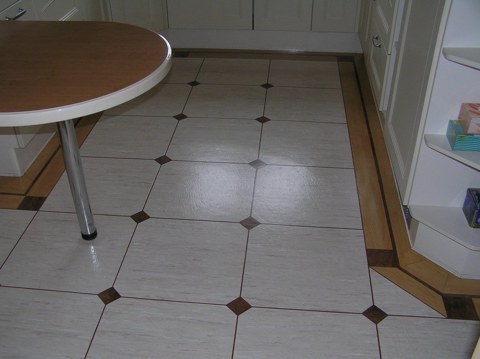 Unterbodenvorbereitung und anschließend Vinylbelag nach Vorgabe einzeln zu geschnitten und in der Küche verlegt. Nach der Verlegung wurde der neue Bodenbelag gereinigt und versiegelt.