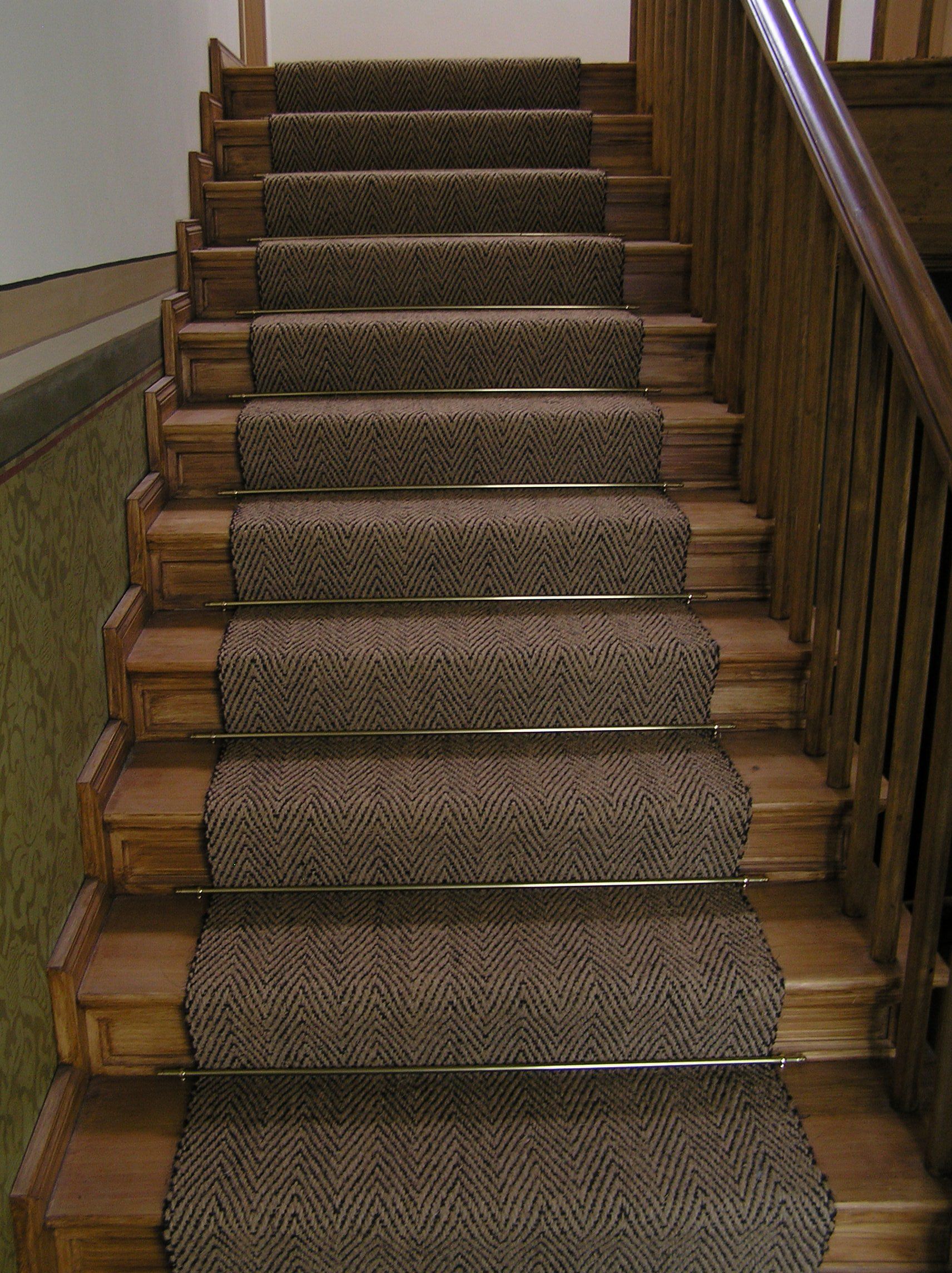 Kokosläuferware, Messing-Läuferstangen und Ösen in einen Treppenhaus neu verlegt.