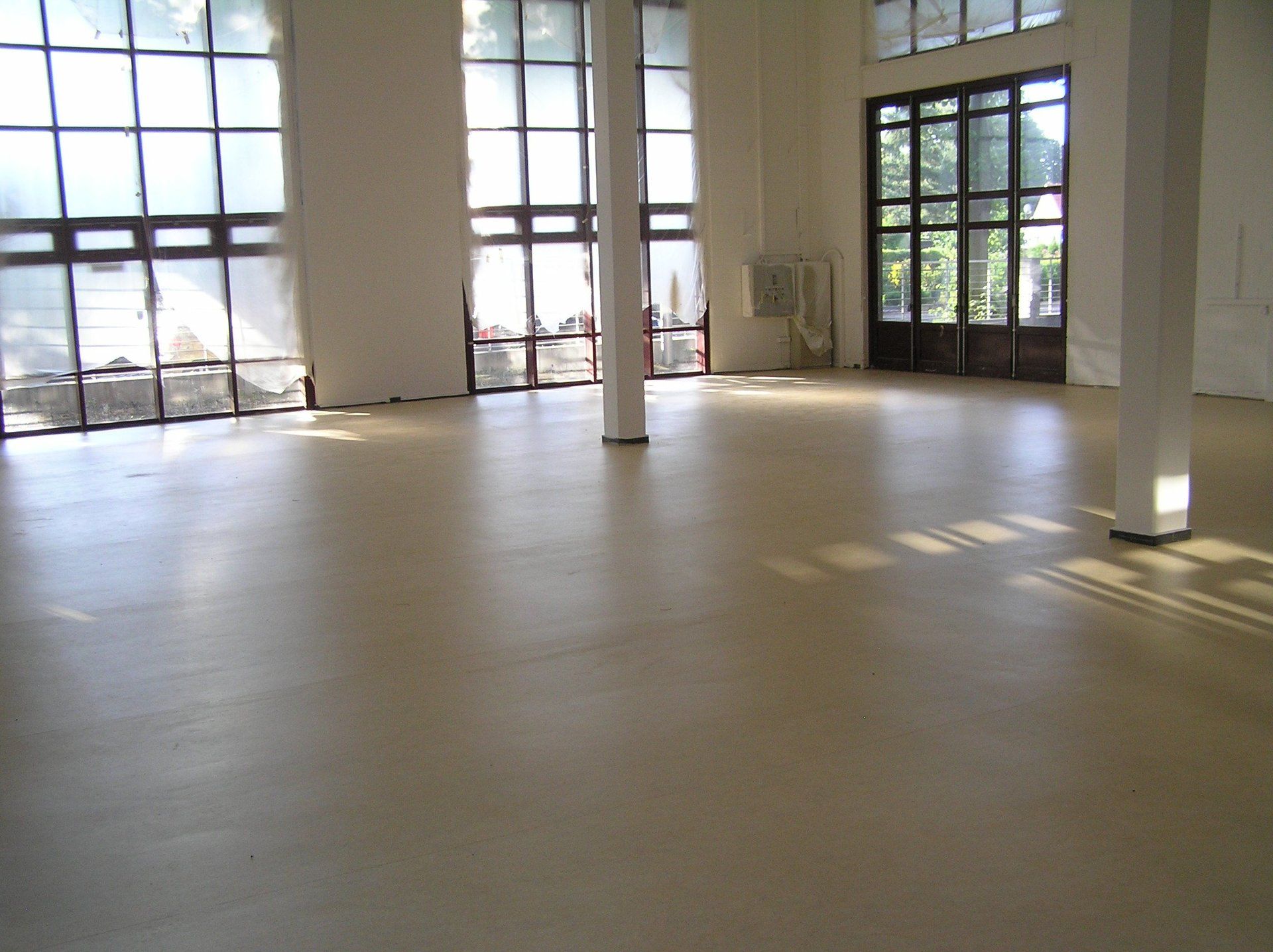 Gefliester Unterboden vorbereitet und eine Halle mit Linoleum verlegt