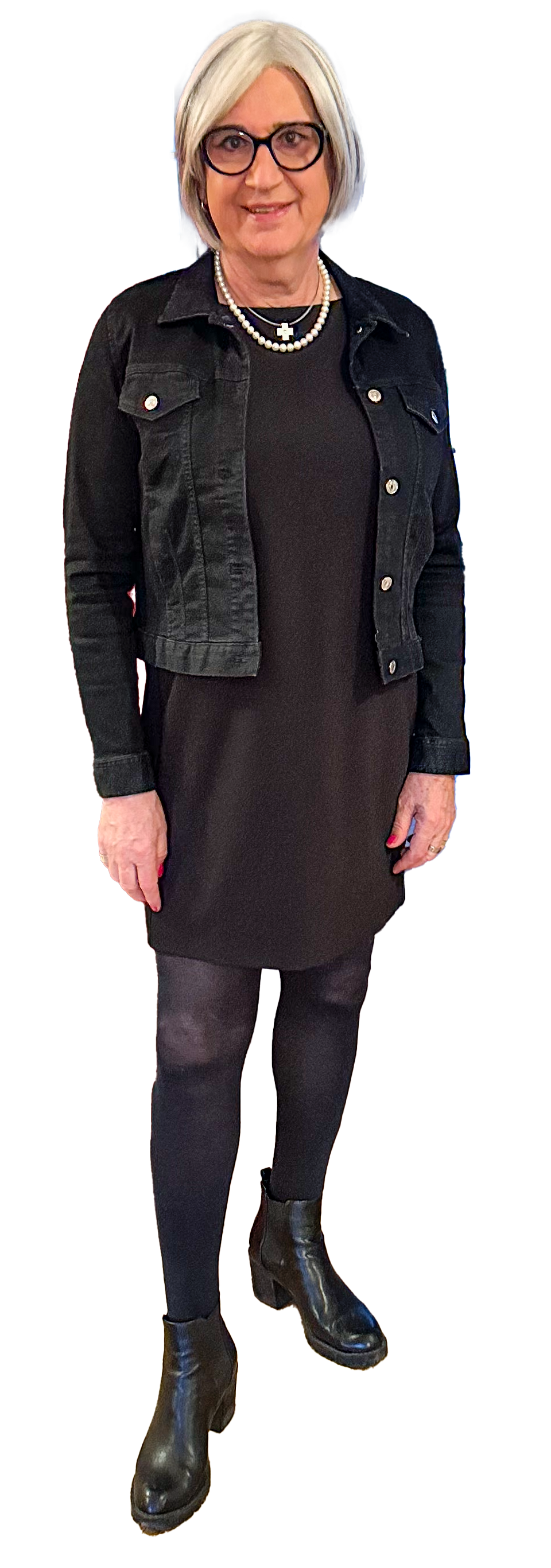 Lucca Böttcher is wearing a black dress and a black jacket.