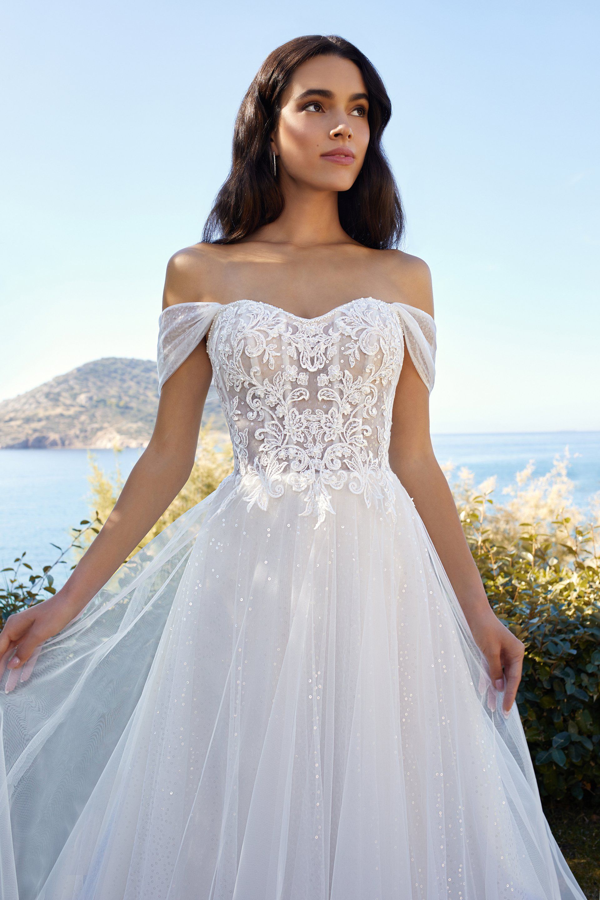 modella con abito da sposa Corin