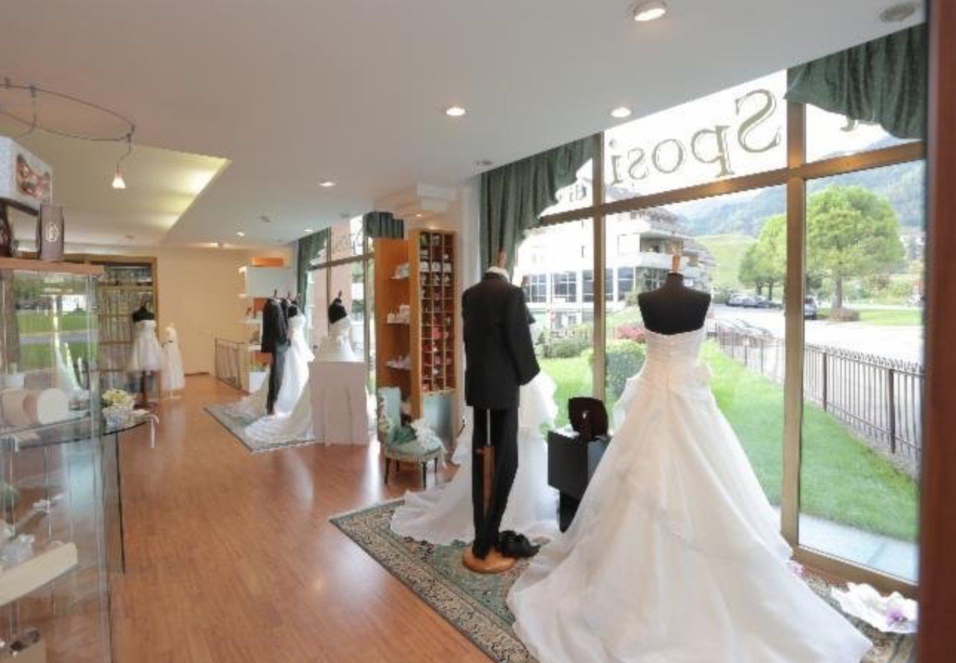 negozio di abiti da sposa e sposo