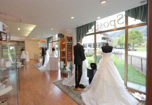 negozio di abiti da sposa e sposo