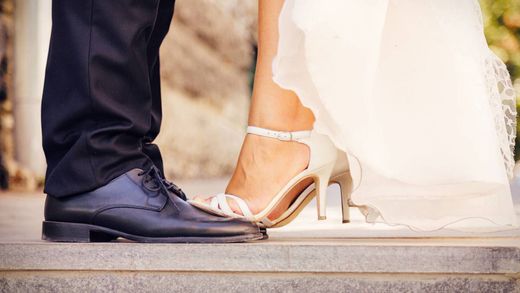 primo piano di piedi di modella e modello con scarpe da sposa e da sposo