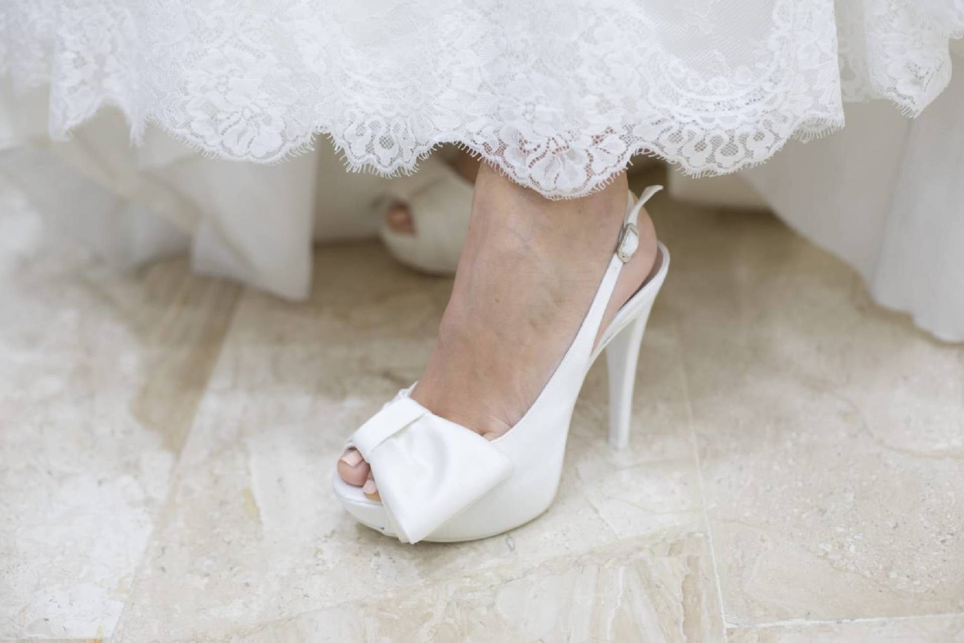 un paio di scarpe da sposa