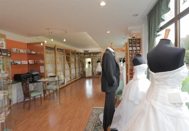 negozio di vestiti da sposa e sposo