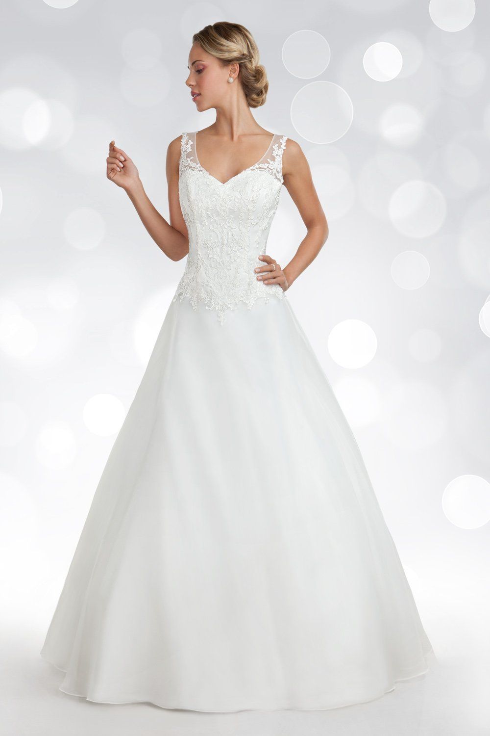 modella con abito da sposa con bretelline Orea Spose