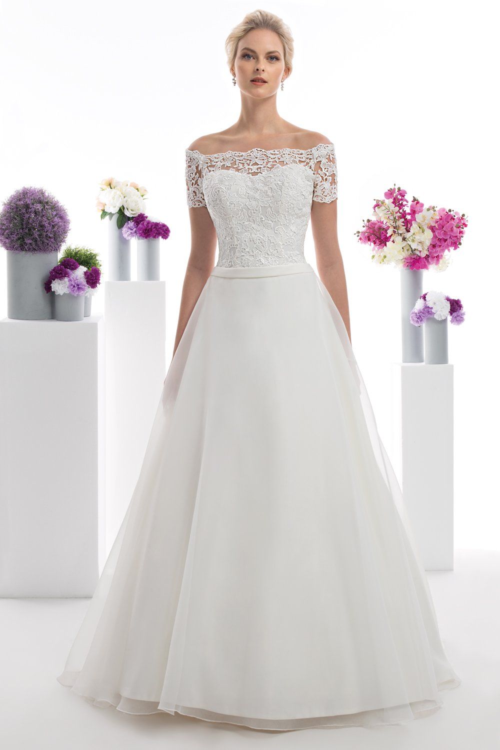 modella con vestito da sposa con mezze maniche in pizzo