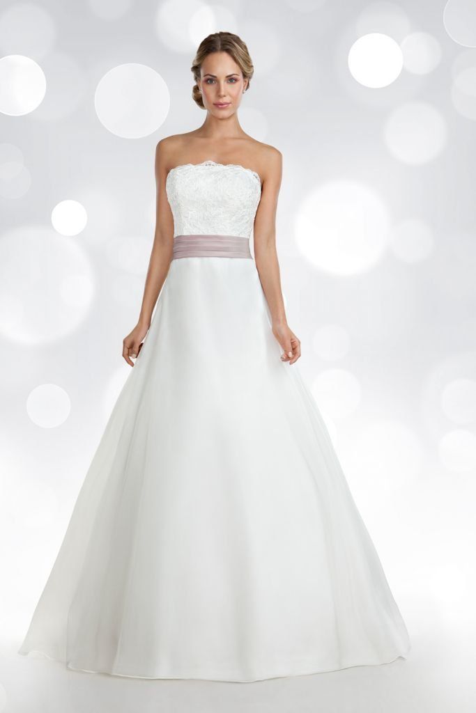 modella con vestito Orea Spose con nastro colorato in girovita