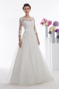 modella con abito da sposa con ricami in pizzo della collezione Orea Spose