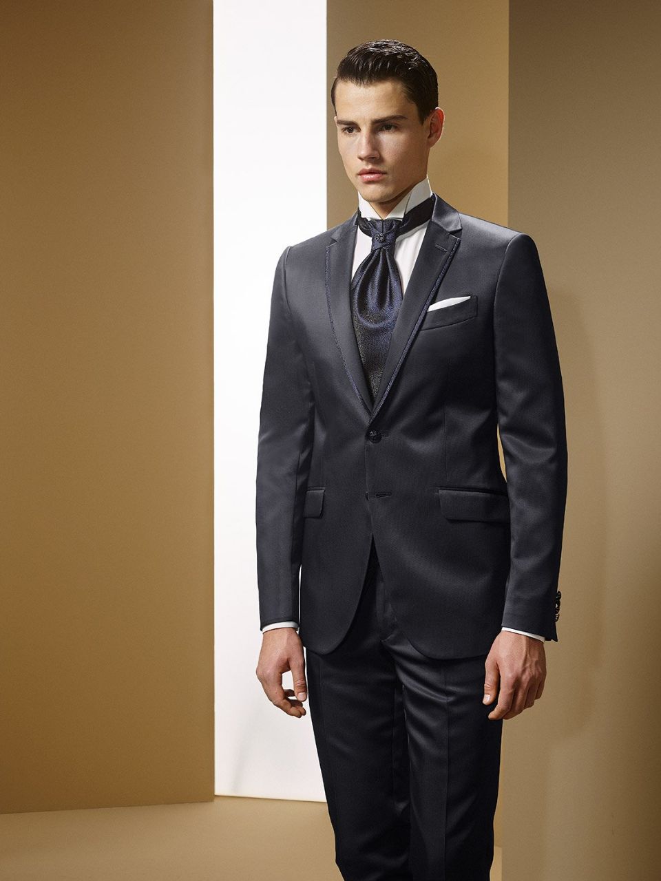 modello in abito da sposo nero