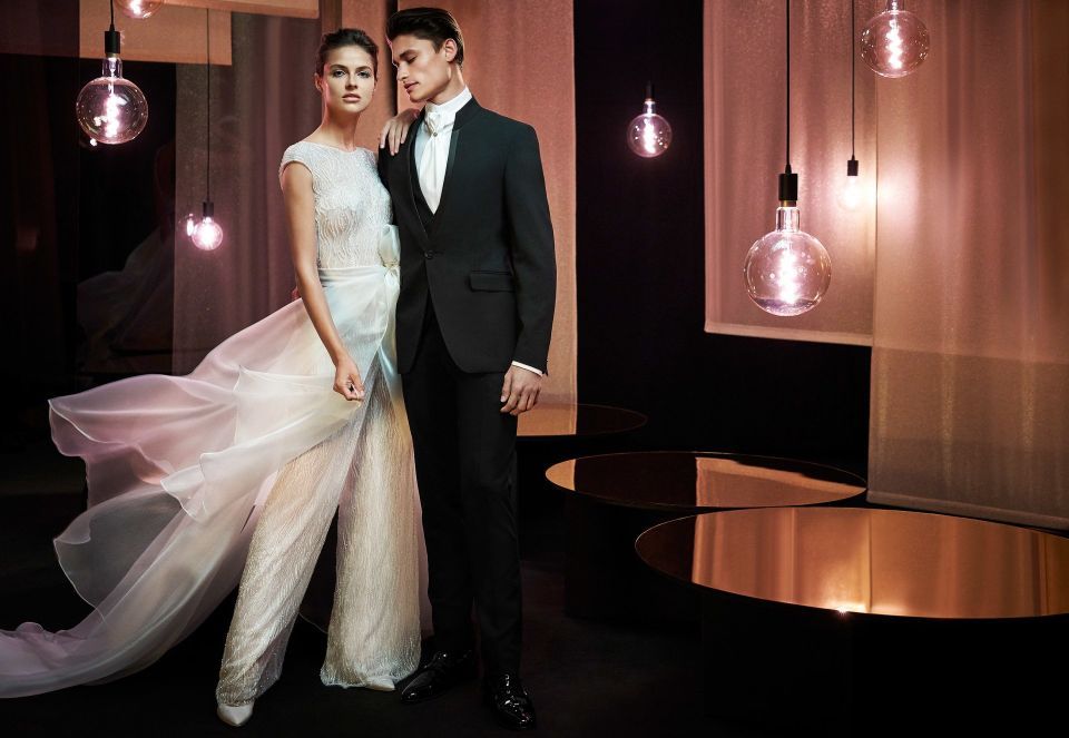 coppia di modelli in abiti da sposa e da sposo della collezione Carlo Pignatelli