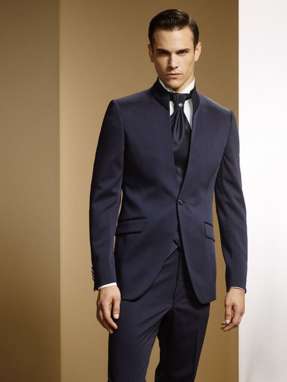 modello con abito da sposa della collezione Carlo Pignatelli