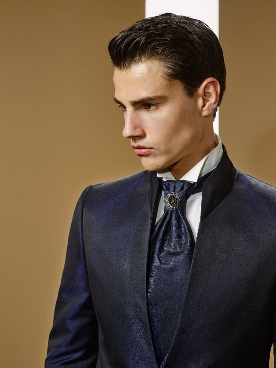 uomo in abito da sposo