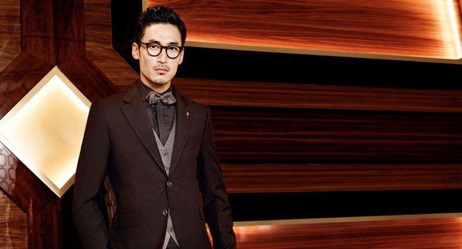 uomo con abito da sposo