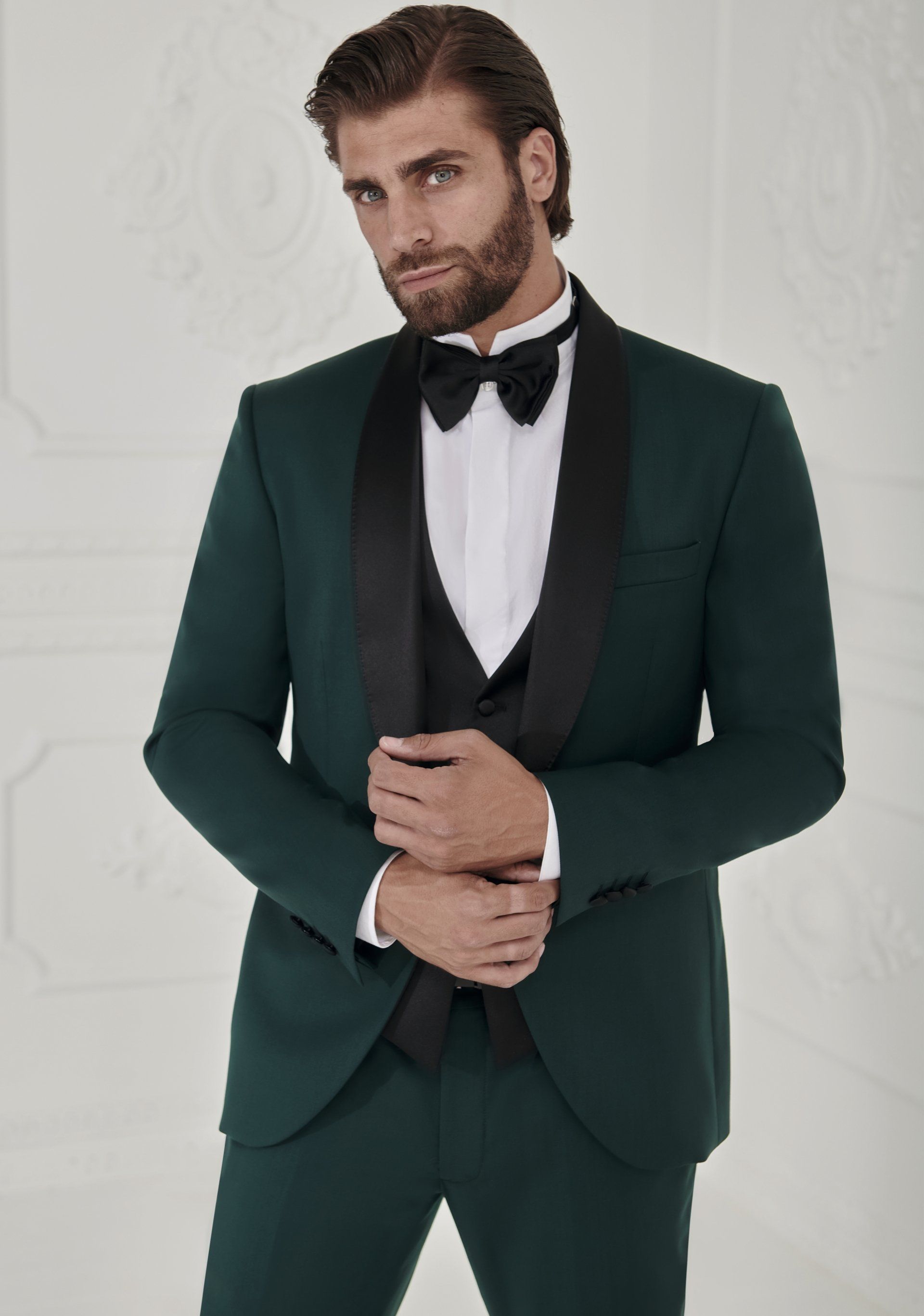 uomo con abito da sposo