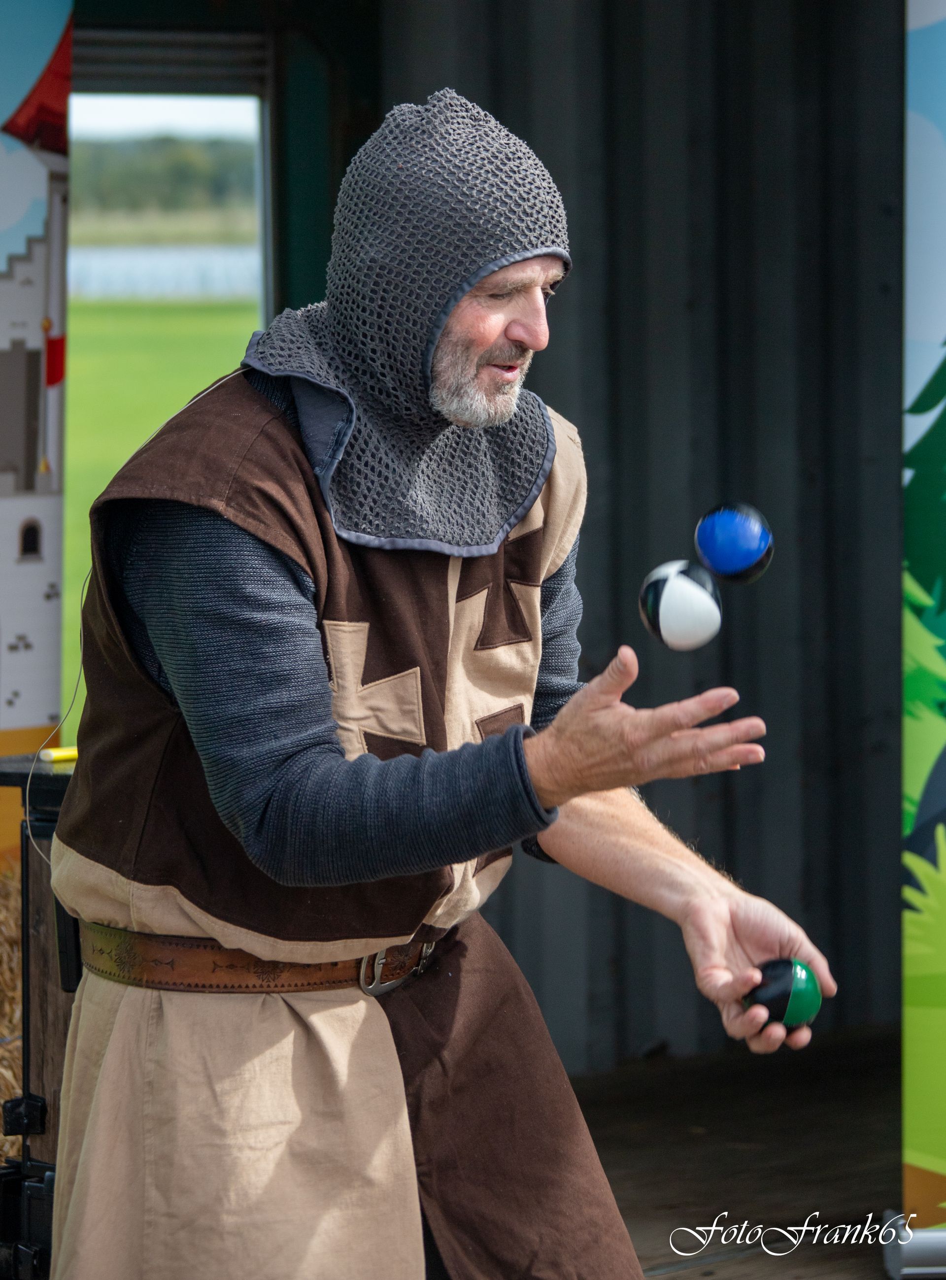 Jonglerende ridder als act tijdens de middeleeuwse kindershow Ridder Arthur