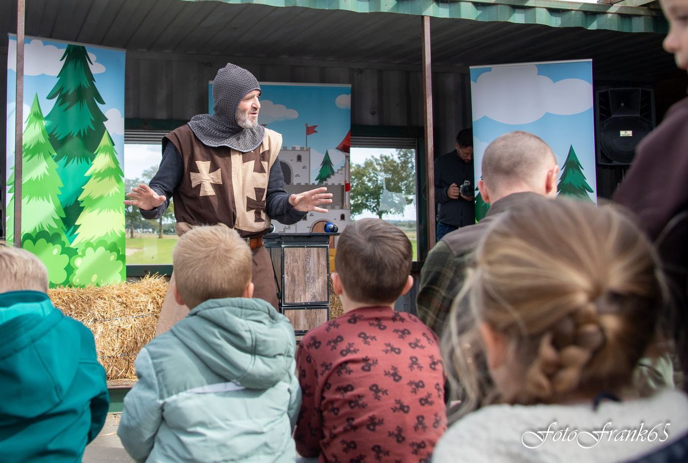 Interactief schooltheater met Ridder Arthur tijdens de opening van een themaweek op de basisschool.
