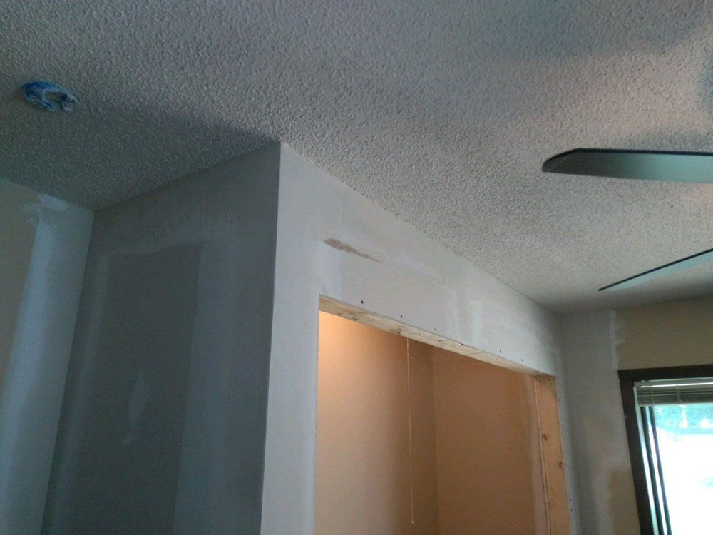 A ceiling fan is hanging from the ceiling of a room.