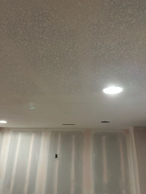 A room with a white ceiling and a light on the ceiling.