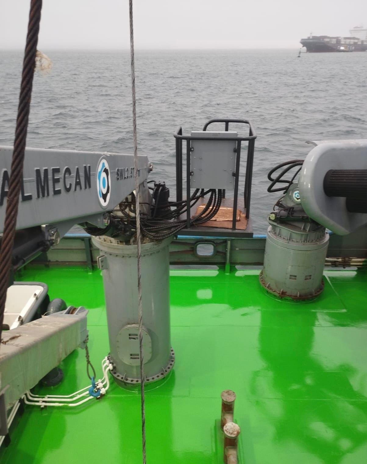 Un gran barril blanco de productos químicos Pluschlor con cajas y viales de kits de prueba en la parte superior.