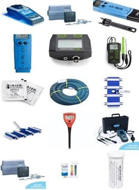 Equipo variado para probar agua, incluidos medidores, tiras y una manguera azul.