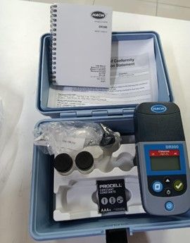 Un estuche azul con un medidor de calidad de agua, un manual de instrucciones y viales.