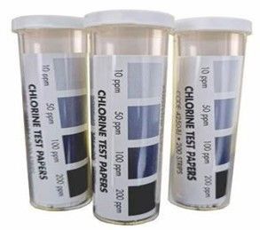 Tres recipientes cilíndricos con papeles de prueba de cloro con tiras de comparación de colores.