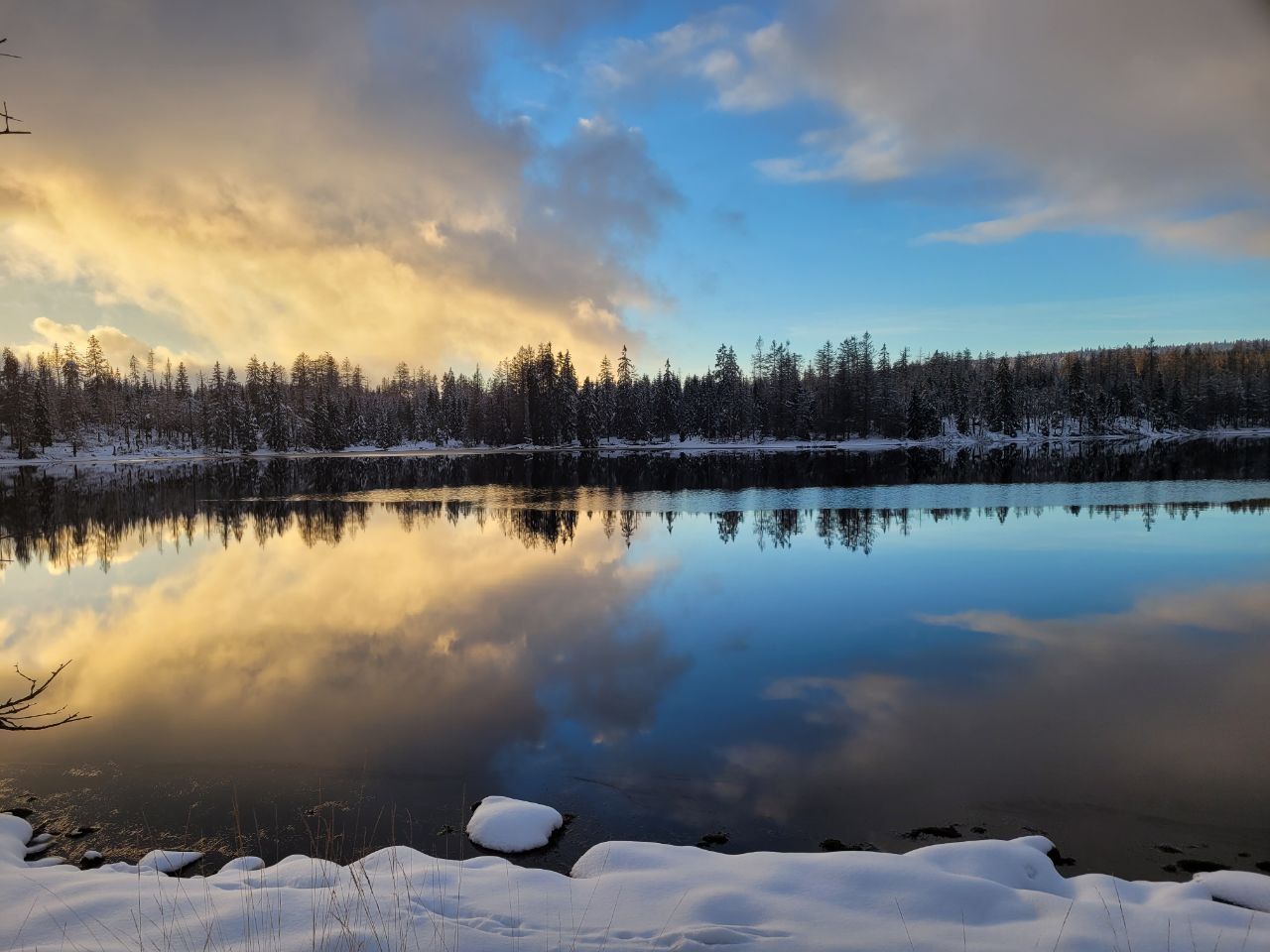 Ein See auf unseren Wildnisplatz, wo die Wildnispädagogik-Ausbildung stattfindet.