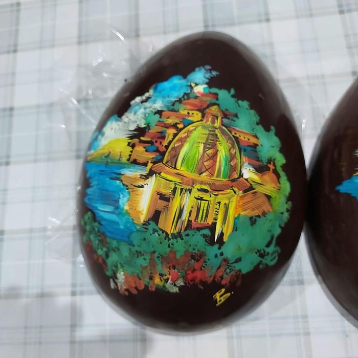uovo di cioccolato con decorazione