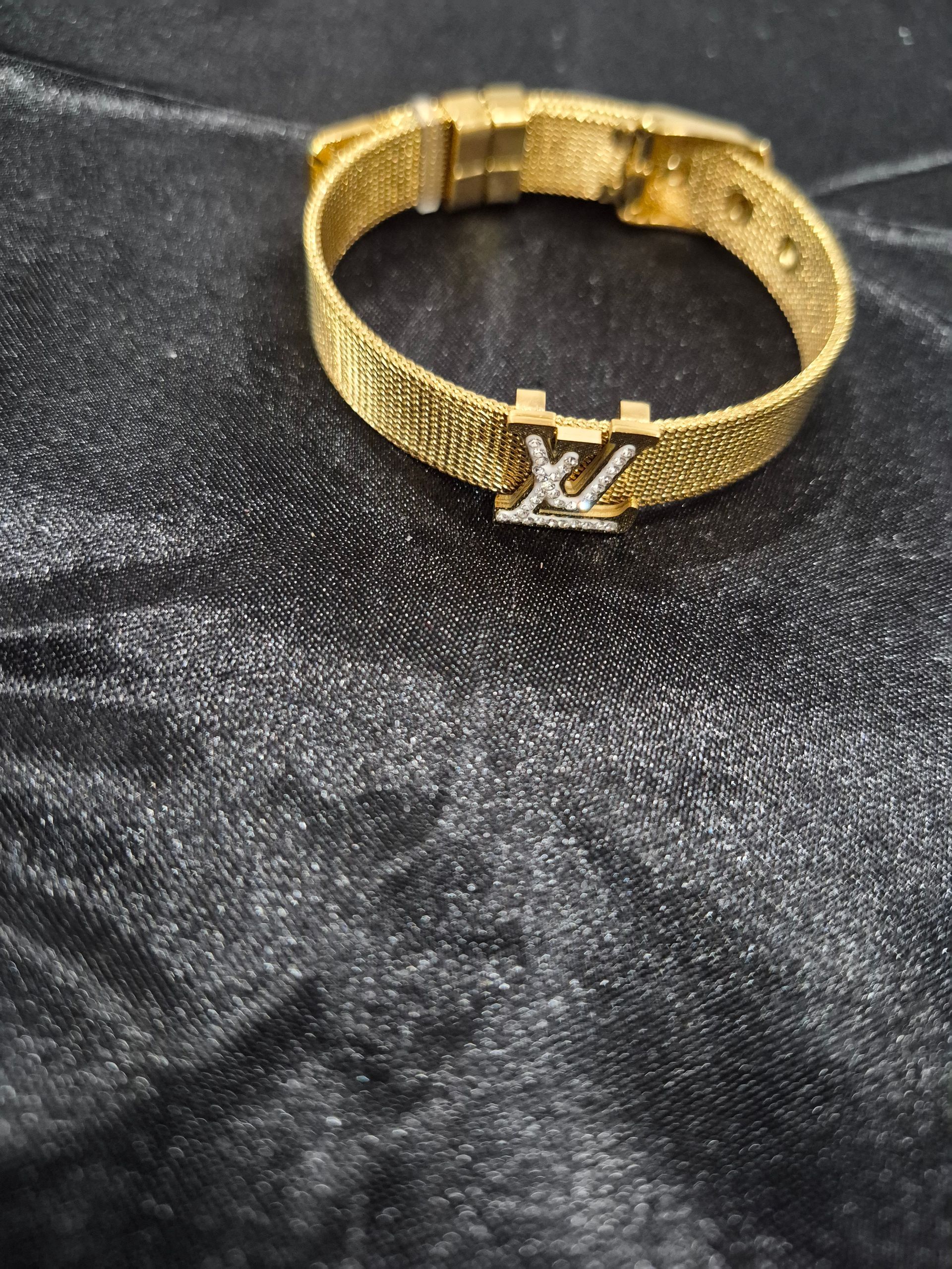 Gold bracelet1
