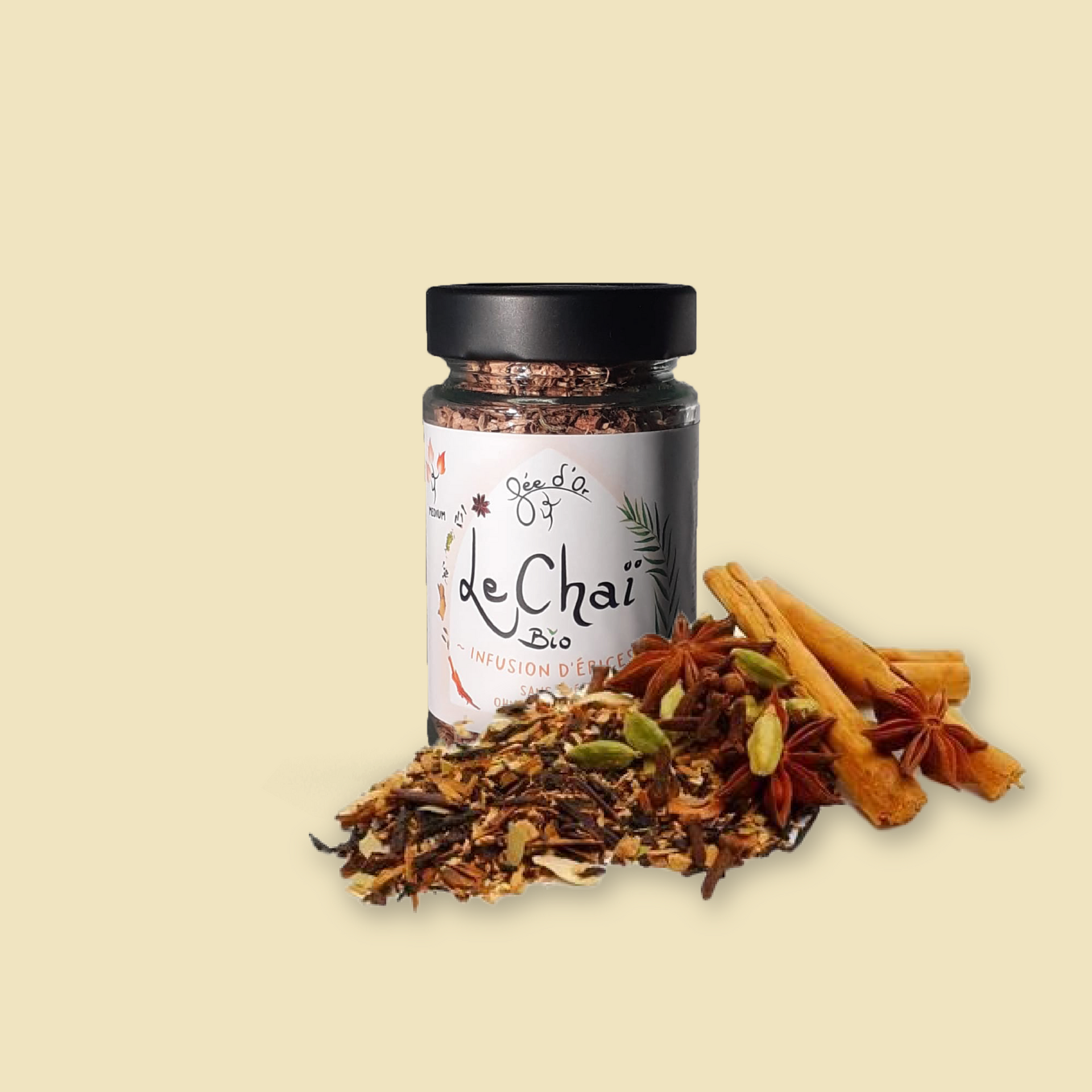 Un pot de thé chai à côté d'un tas d'épices.