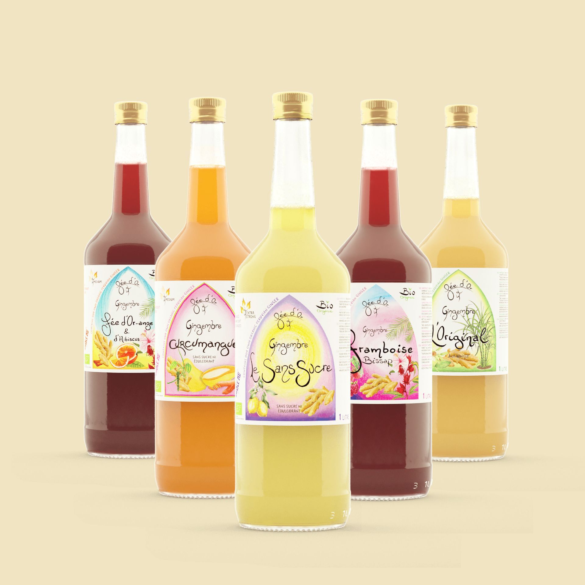 Cinq bouteilles de différentes saveurs de sirop sont posées les unes à côté des autres sur une table.