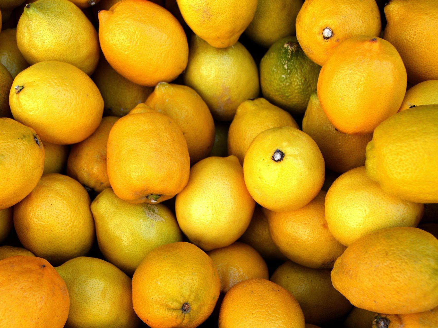 Un tas de citrons sont empilés les uns sur les autres