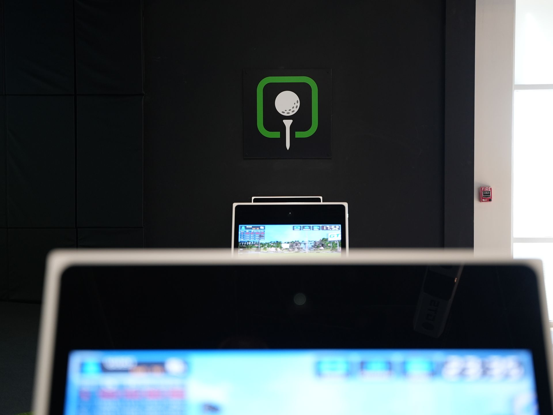 a computer monitor displays a golf game on the screen