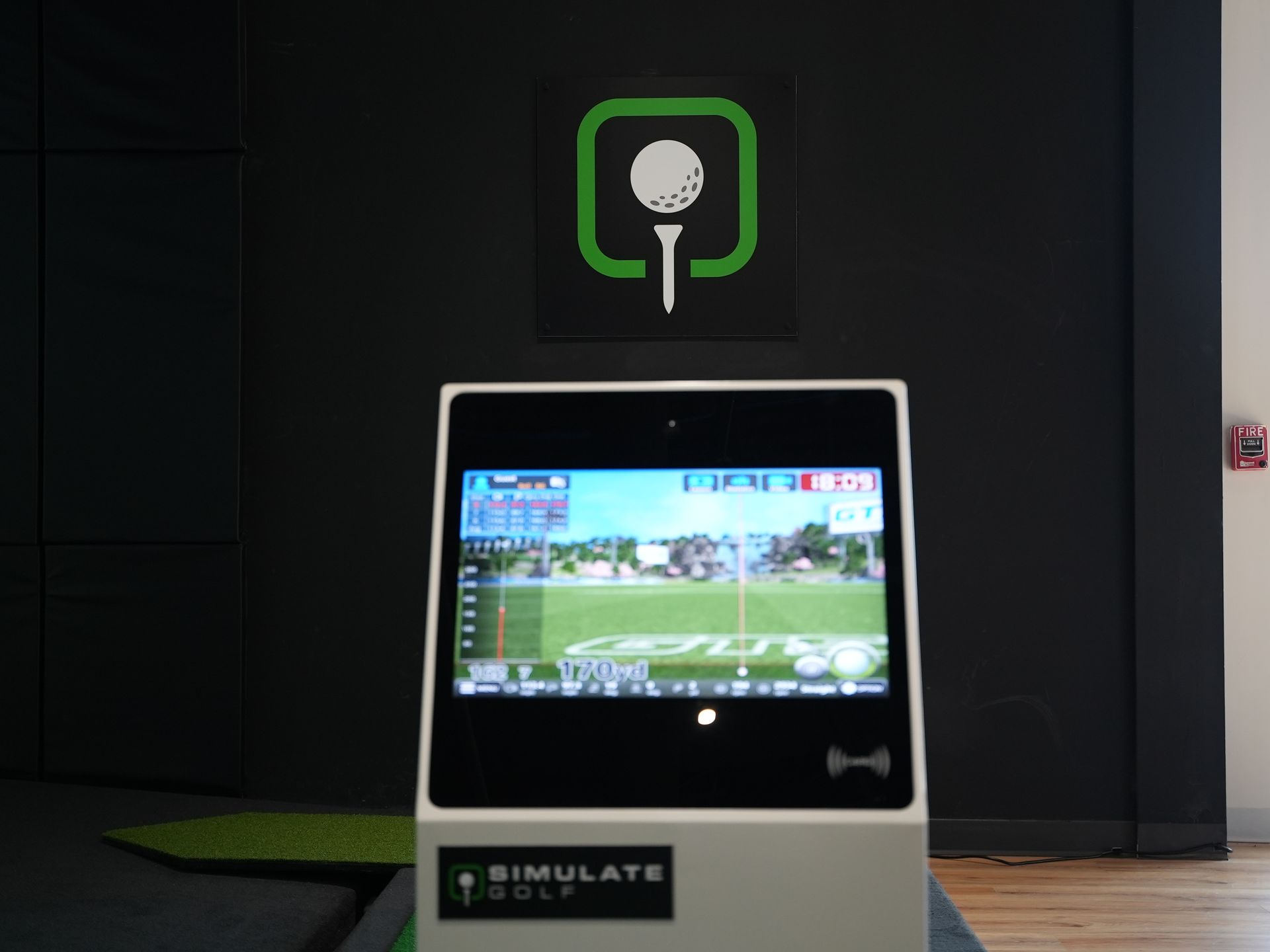 a simulator that shows a golf ball on a tee