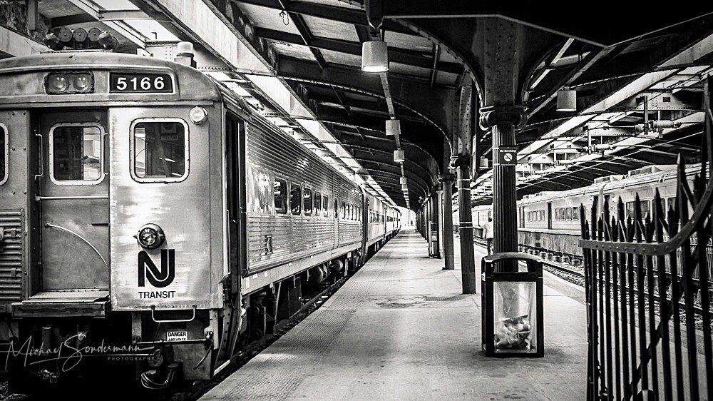 Eine Haltestelle der New Yorker U Bahn in schwarz weiss Optik.