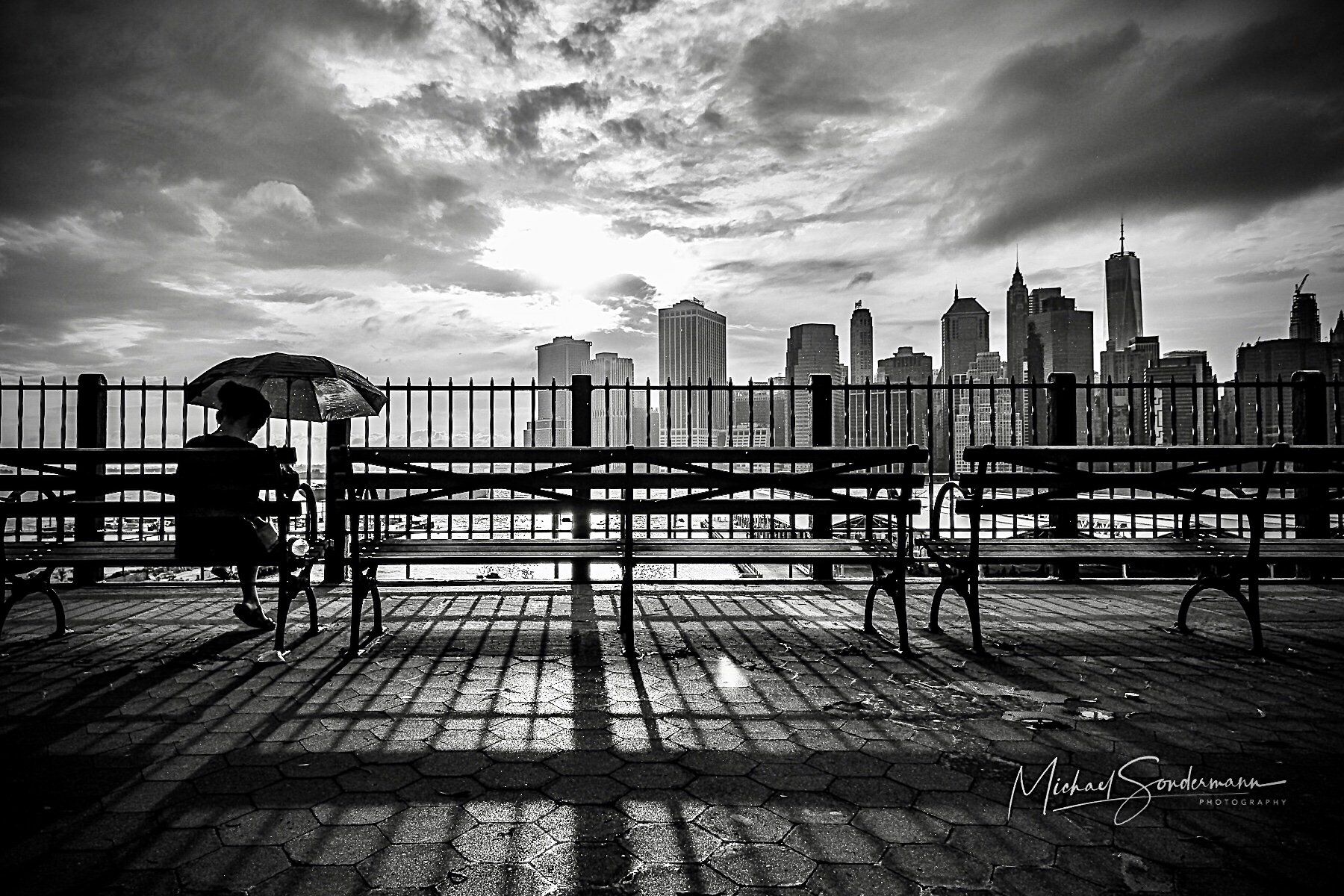 Ein Blick auf die Skyline von New York City. Im Vordergrund sieht man noch Sitzbänke.