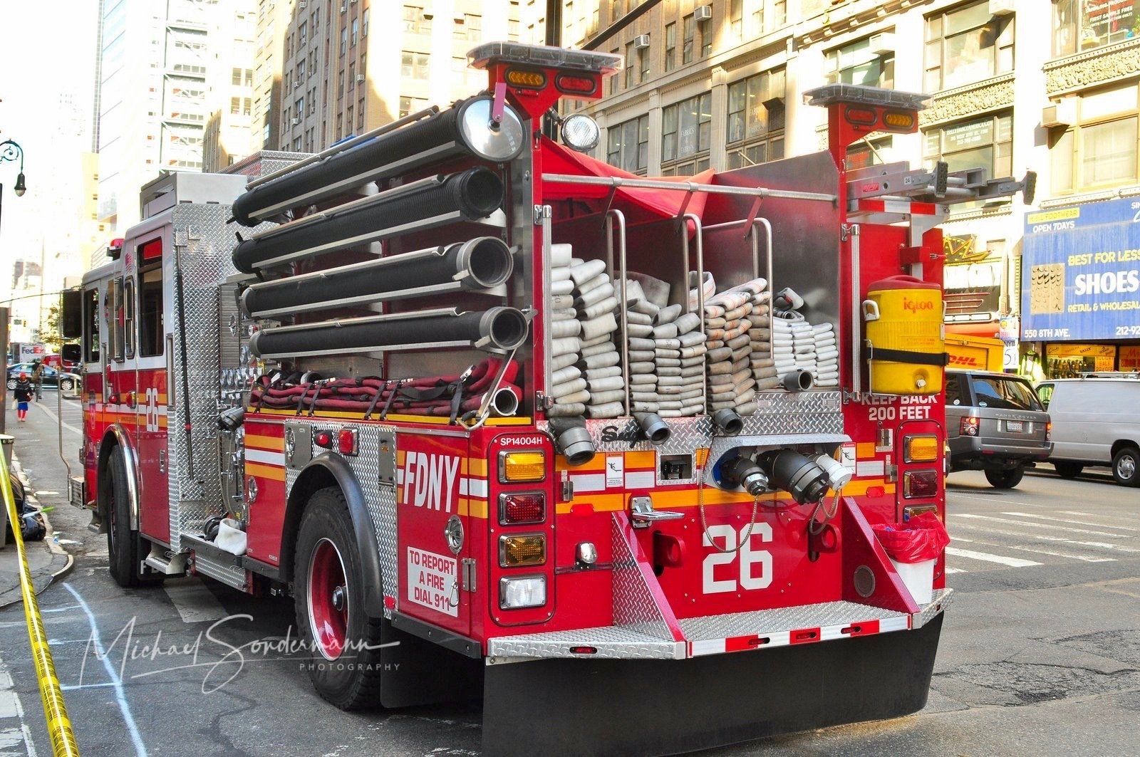 Ein rotes Feuerwehrauto mit der Nummer 26 auf der Rückseite