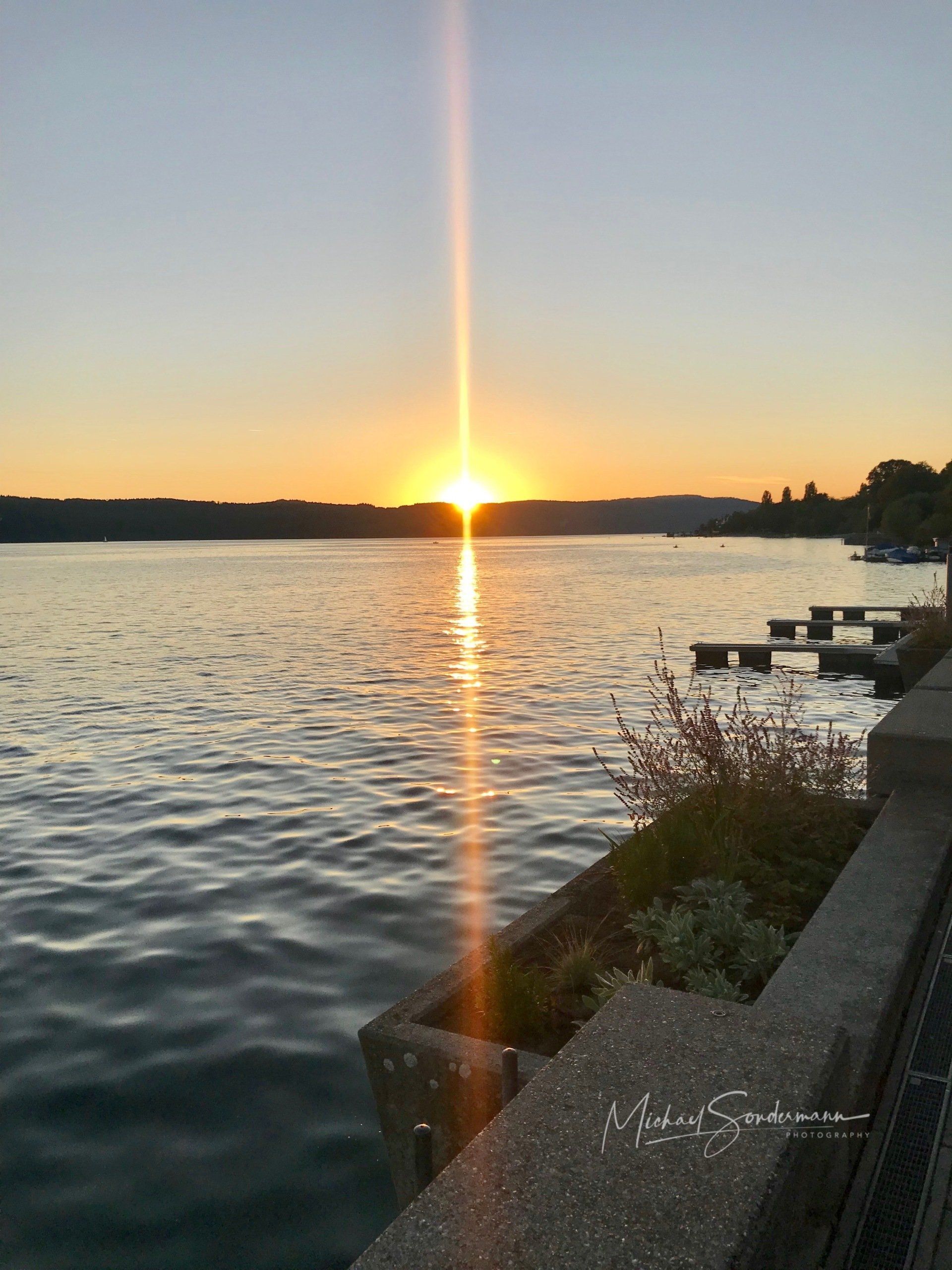 Ein Blick auf einen schönen Sonnenuntergang in Überlingen am Bodensee in Deutschland.