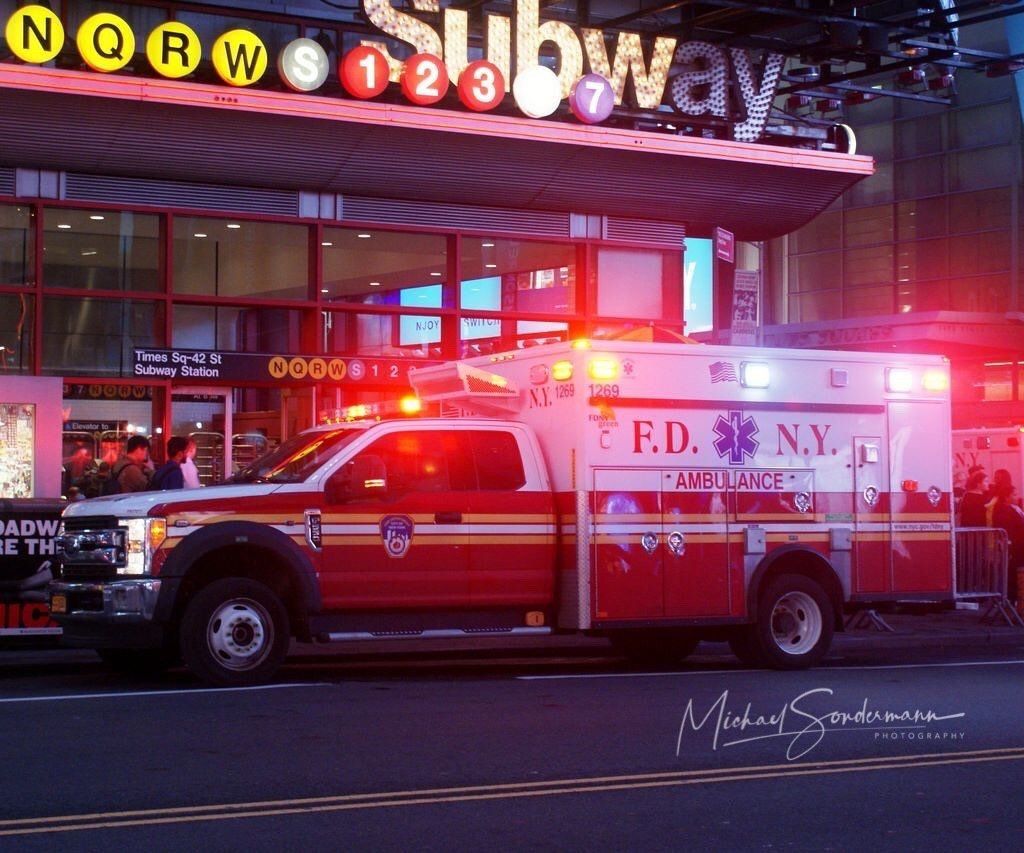 Ein Krankenwagen steht vor einer U-Bahnstation