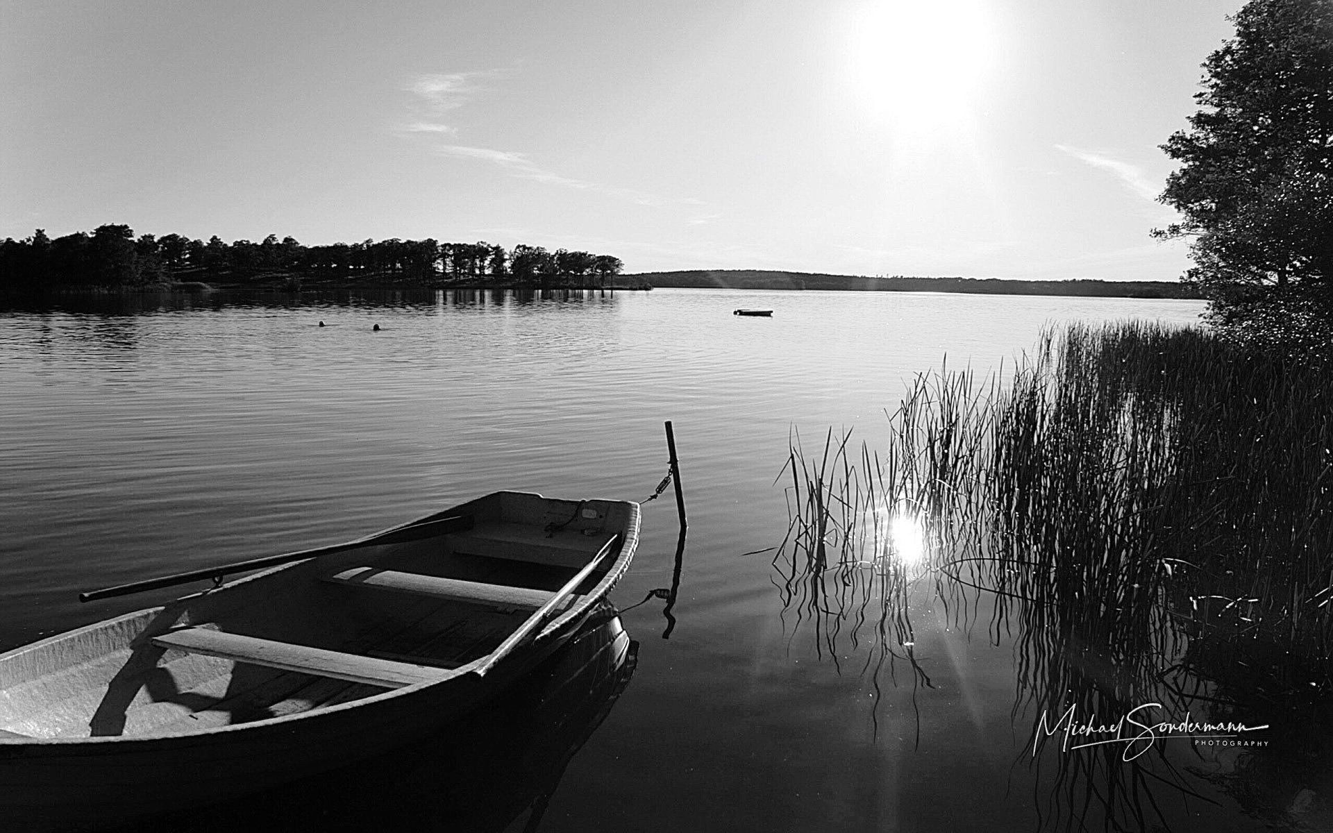 Ein Schwarzweißfoto von einem Boot auf einem See