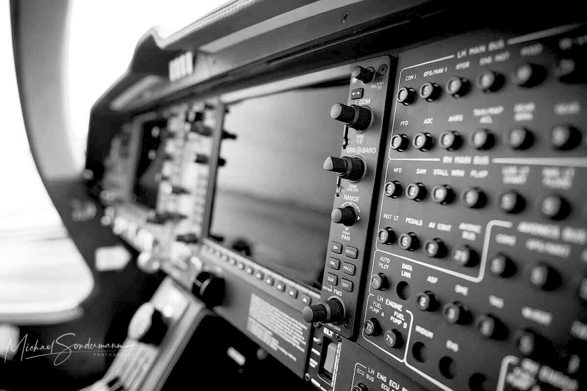 Das Cockpit eines Flugzeug in schwarz weiss Optik.